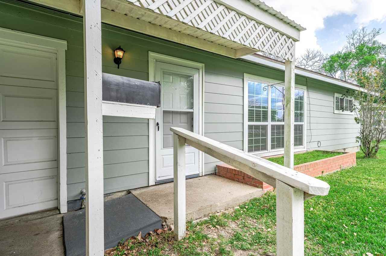 2433 S Austin Ave - Photo 4 of 23