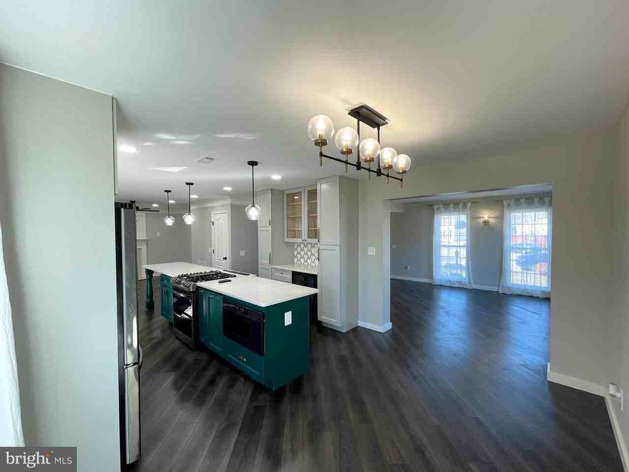 8834 Chiswick Ct - Photo 7 of 45