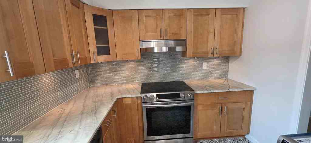 165 Leeds Ct W - Photo 4 of 22