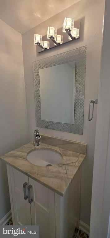 165 Leeds Ct W - Photo 6 of 22