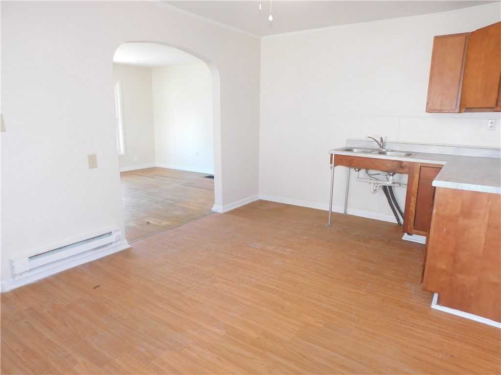 411 S Douglas Ave - Photo 4 of 10