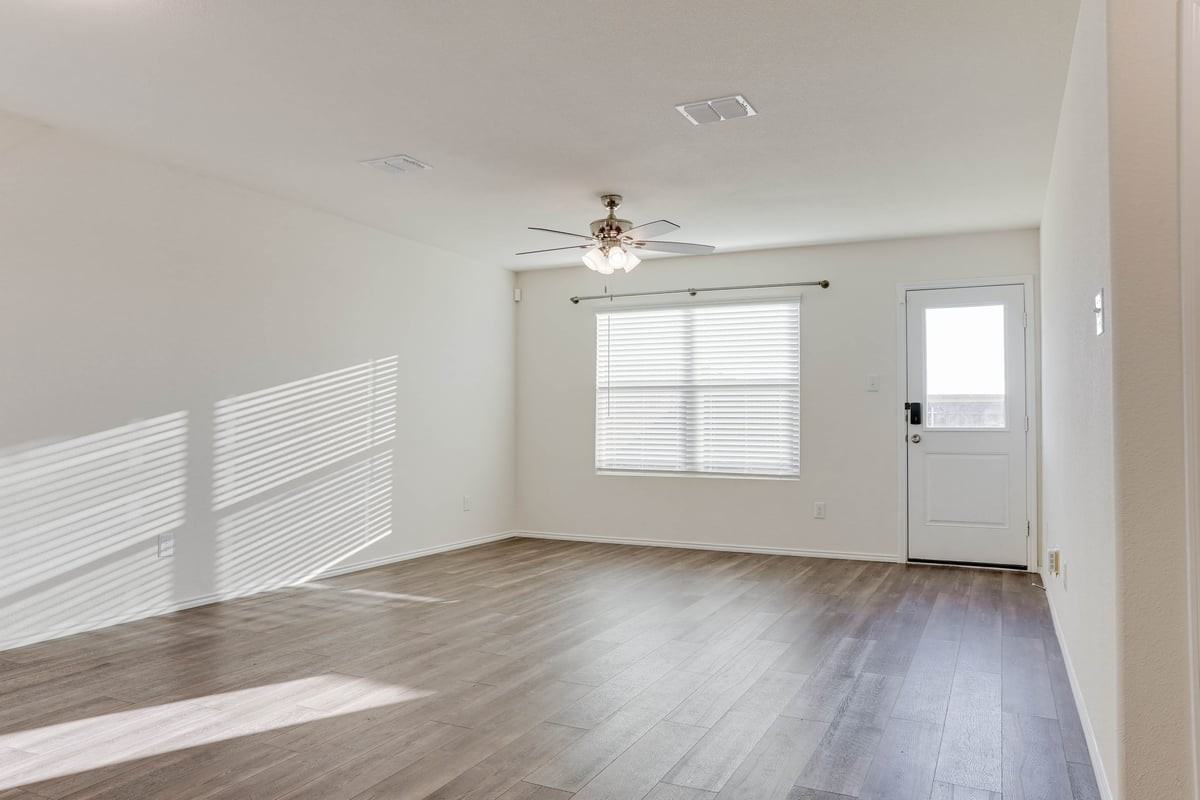 5553 Mcclelland St - Photo 4 of 25