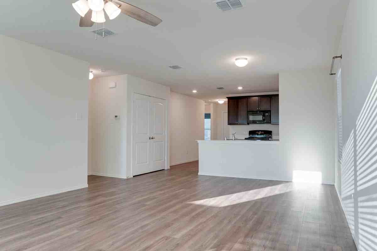 5553 Mcclelland St - Photo 5 of 25