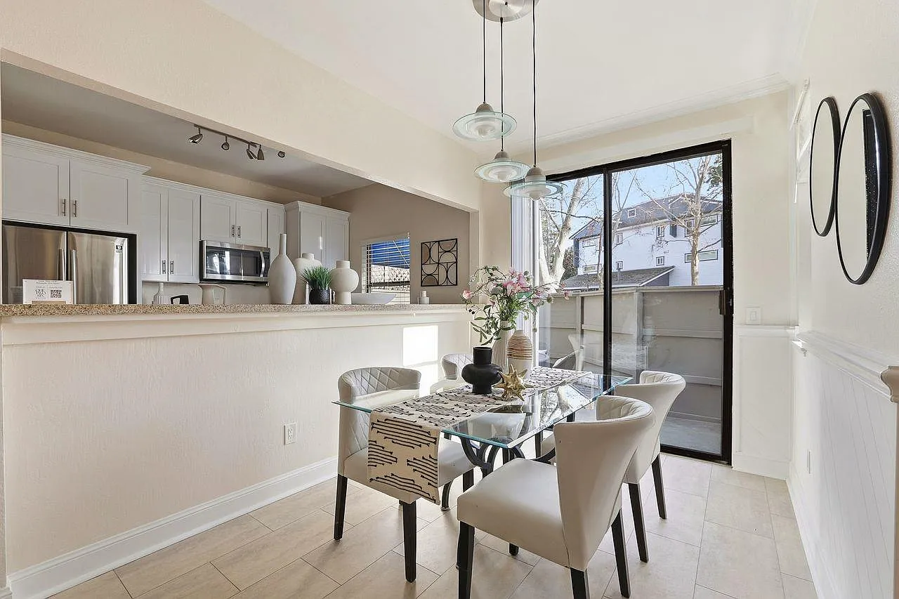 1005 Foxchase Dr - Photo 3 of 10