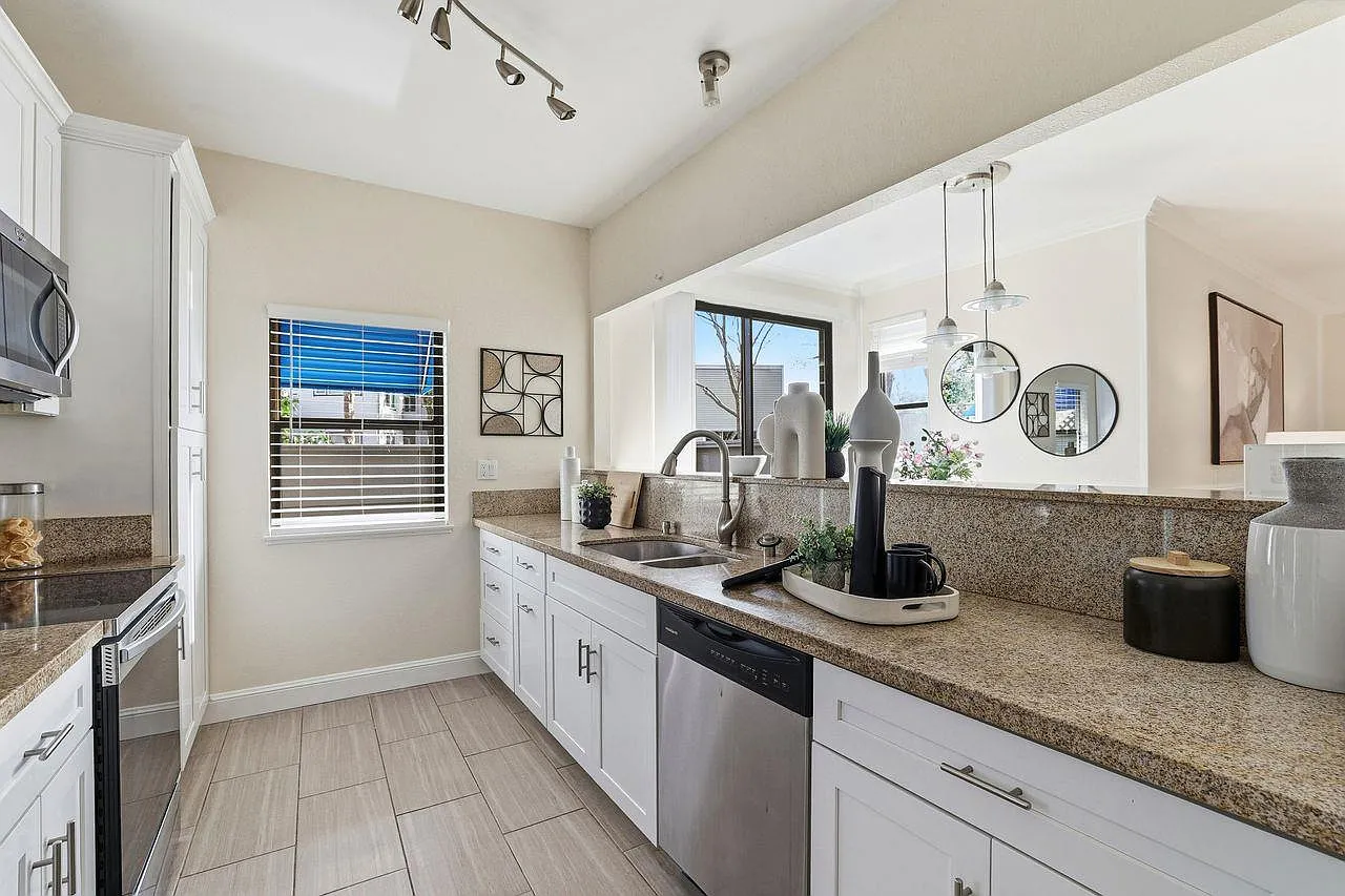 1005 Foxchase Dr - Photo 4 of 10