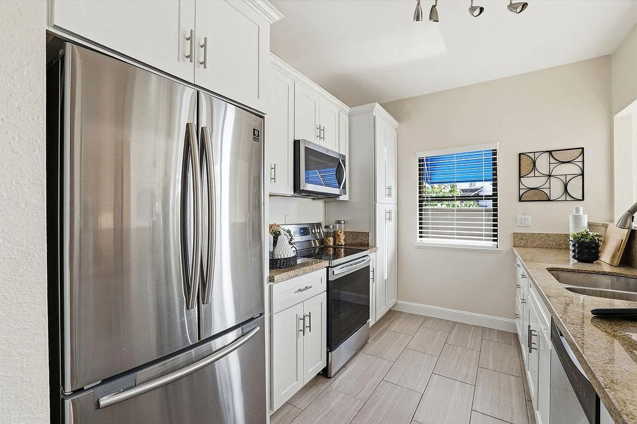 1005 Foxchase Dr - Photo 5 of 10