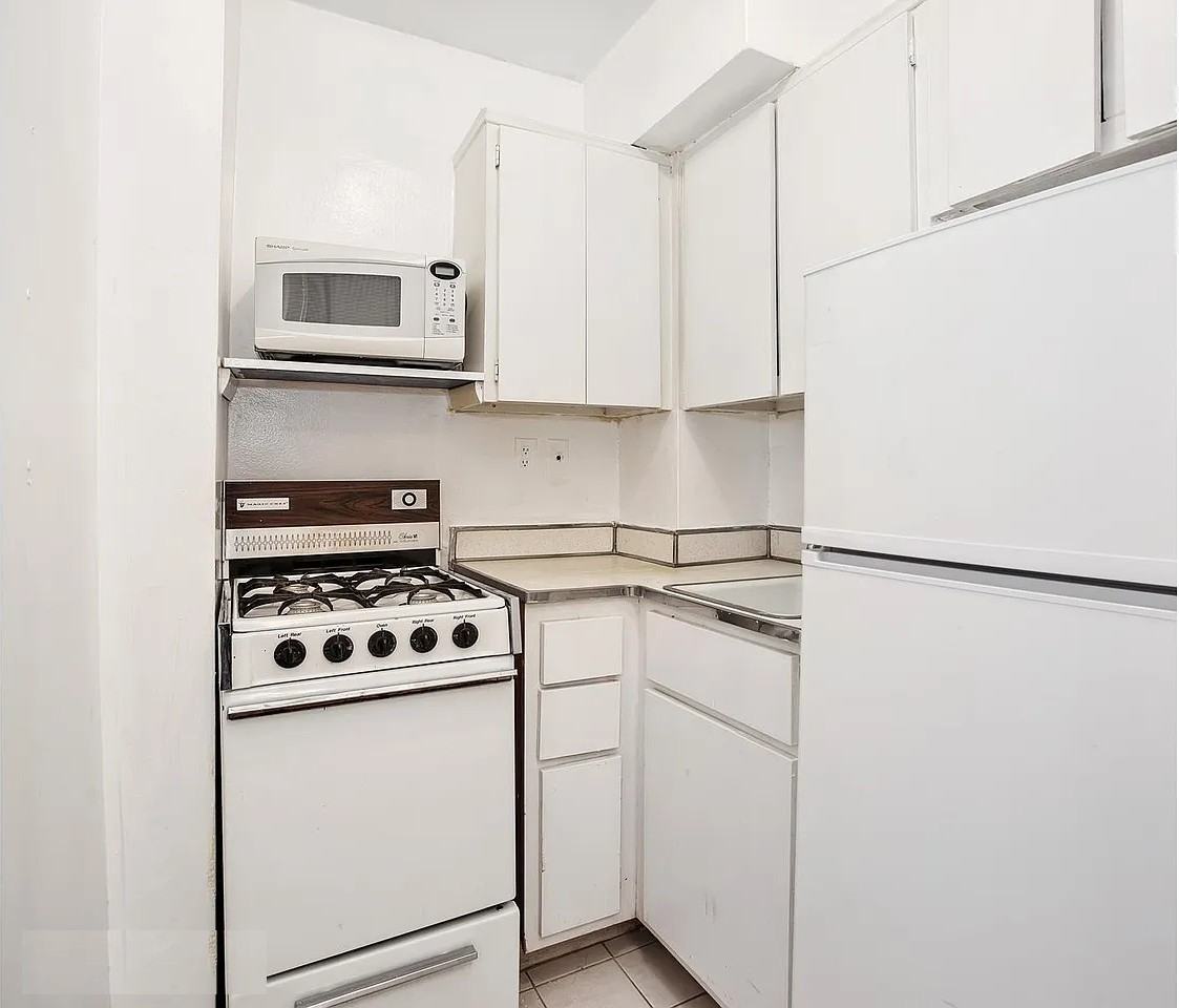 225 E 36th St #9C - Photo 2 of 5