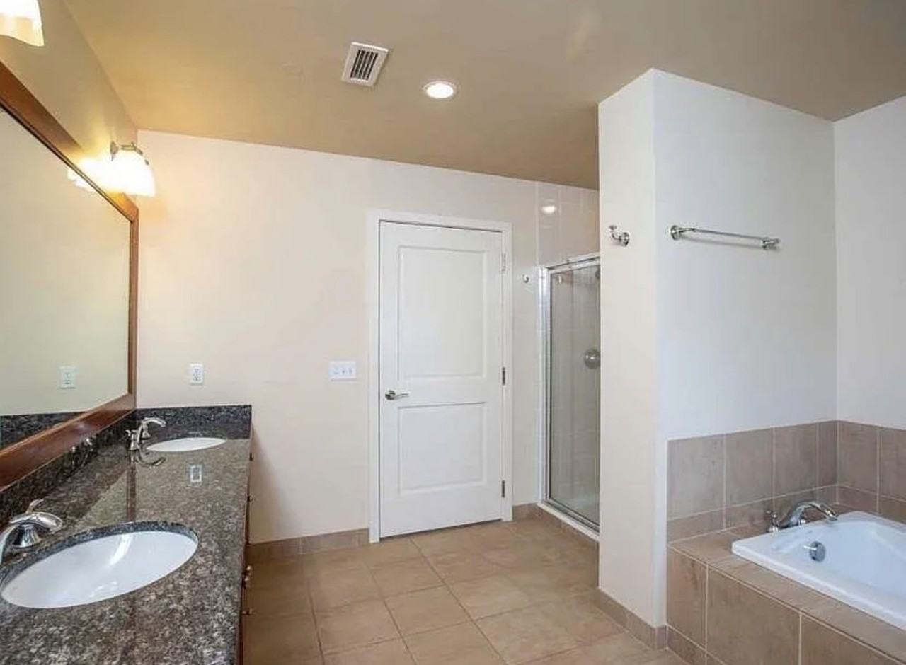 820 N Post St - Photo 4 of 10