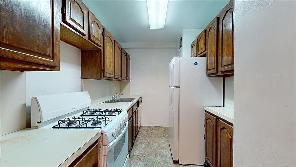 35 Seacoast Ter #2E - Photo 2 of 17