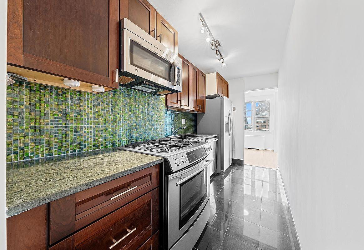 201 E 36th St #14F - Photo 4 of 10