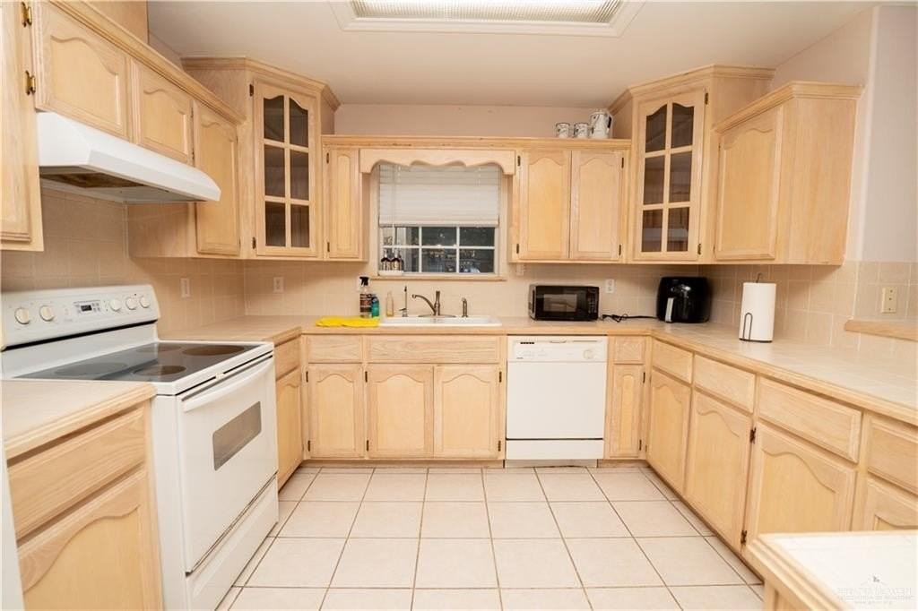 2212 Lilly Cove Dr - Photo 4 of 21