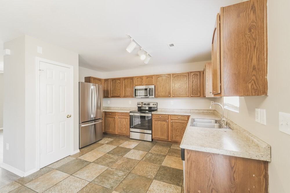 12205 Hamilton Jones Dr - Photo 7 of 17