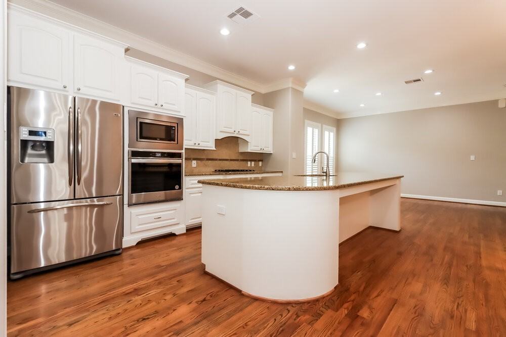 1829 Oakdale St - Photo 5 of 19