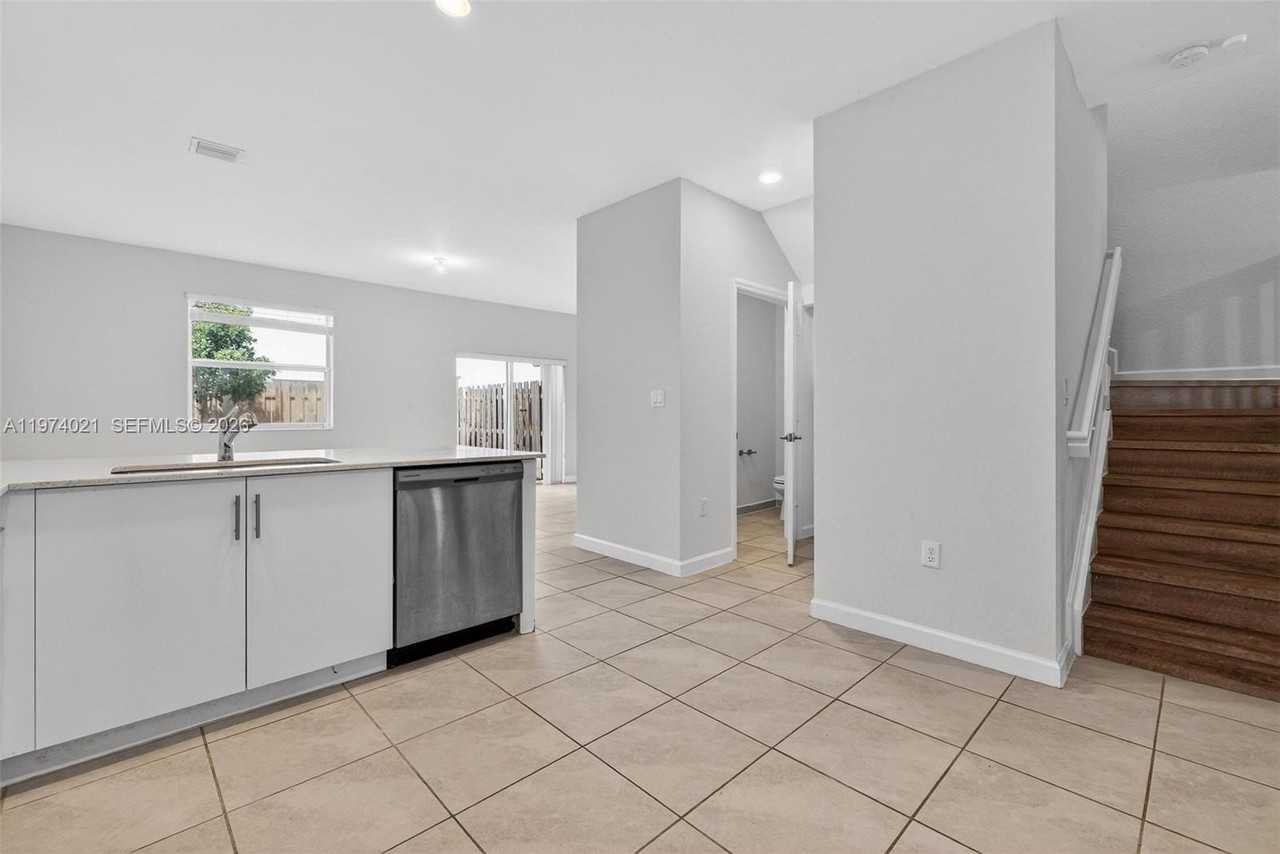 2619 Southeast 11th Street #2619 - Photo 3 of 10