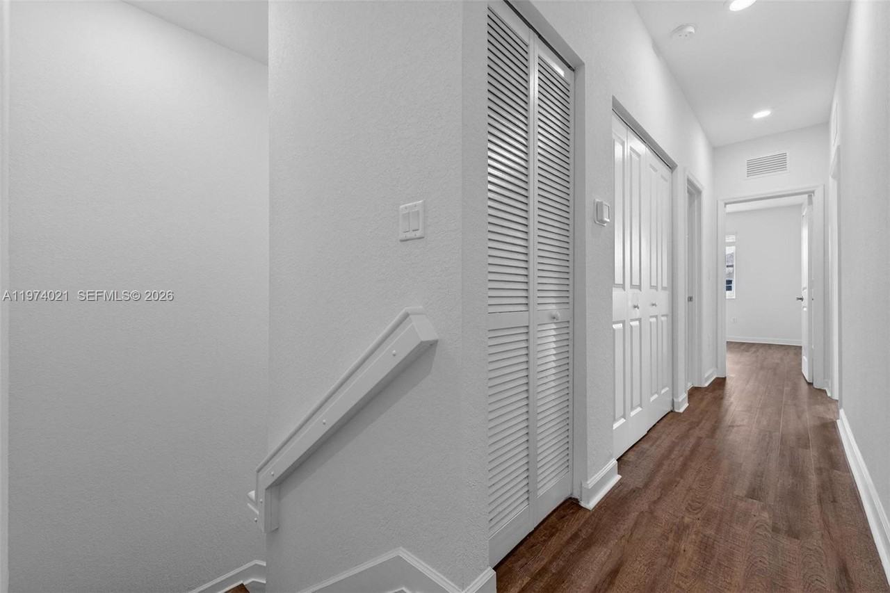 2619 Southeast 11th Street #2619 - Photo 6 of 10