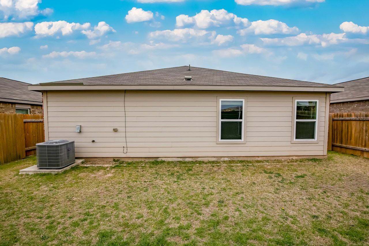 149 Proclamation Ave - Photo 3 of 3