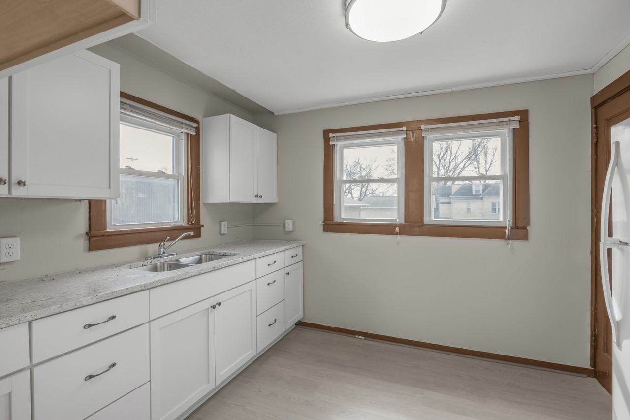 521 Main St E - Photo 2 of 32