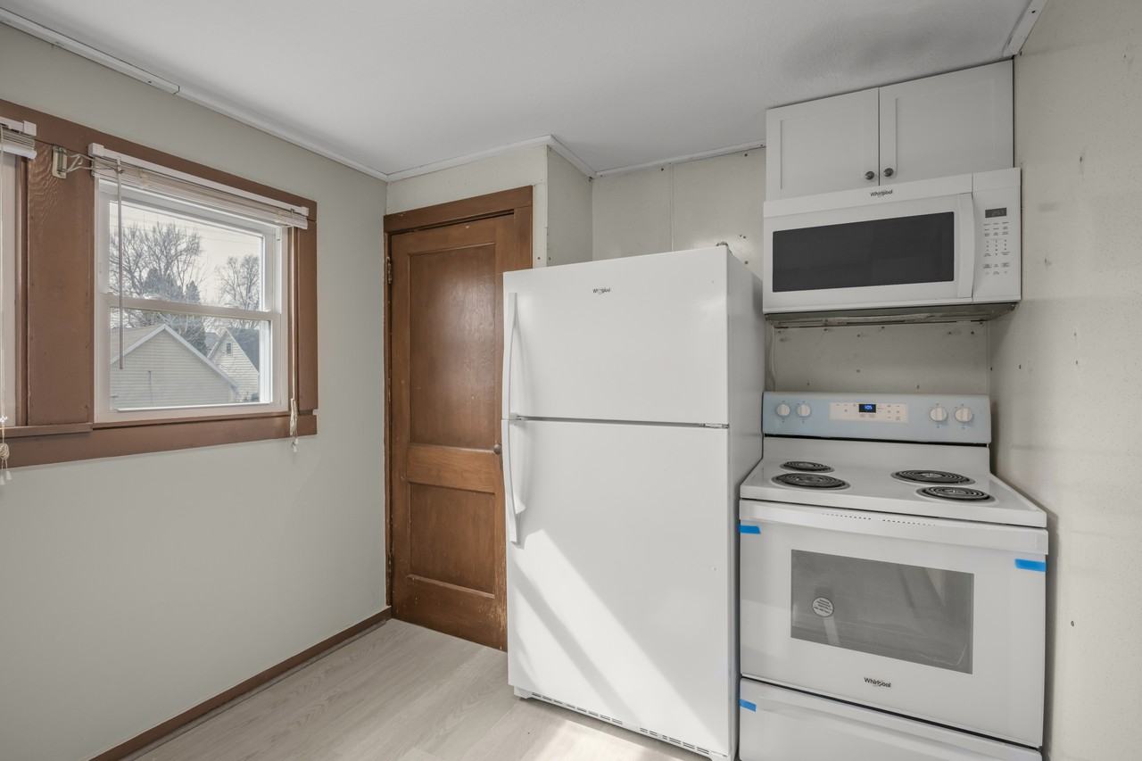 521 Main St E - Photo 4 of 32