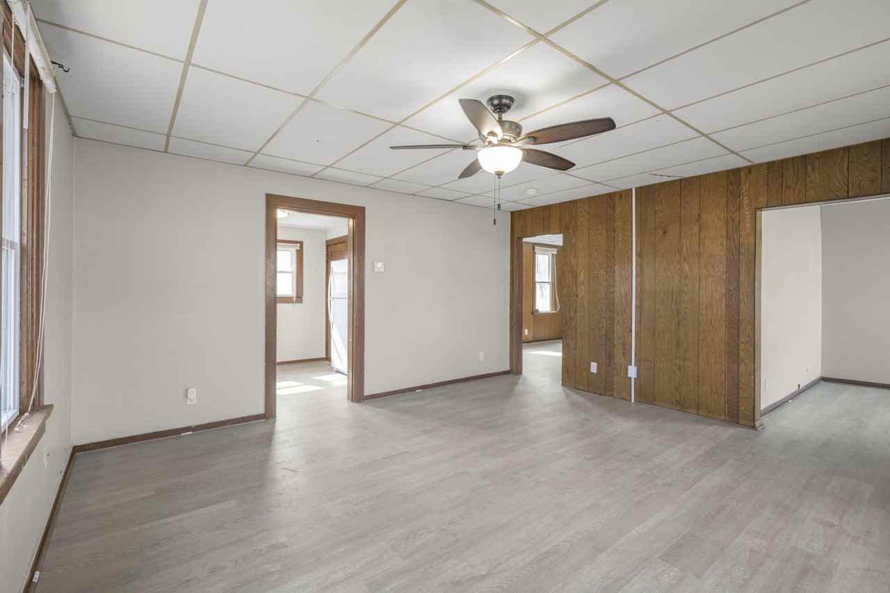 521 Main St E - Photo 5 of 32