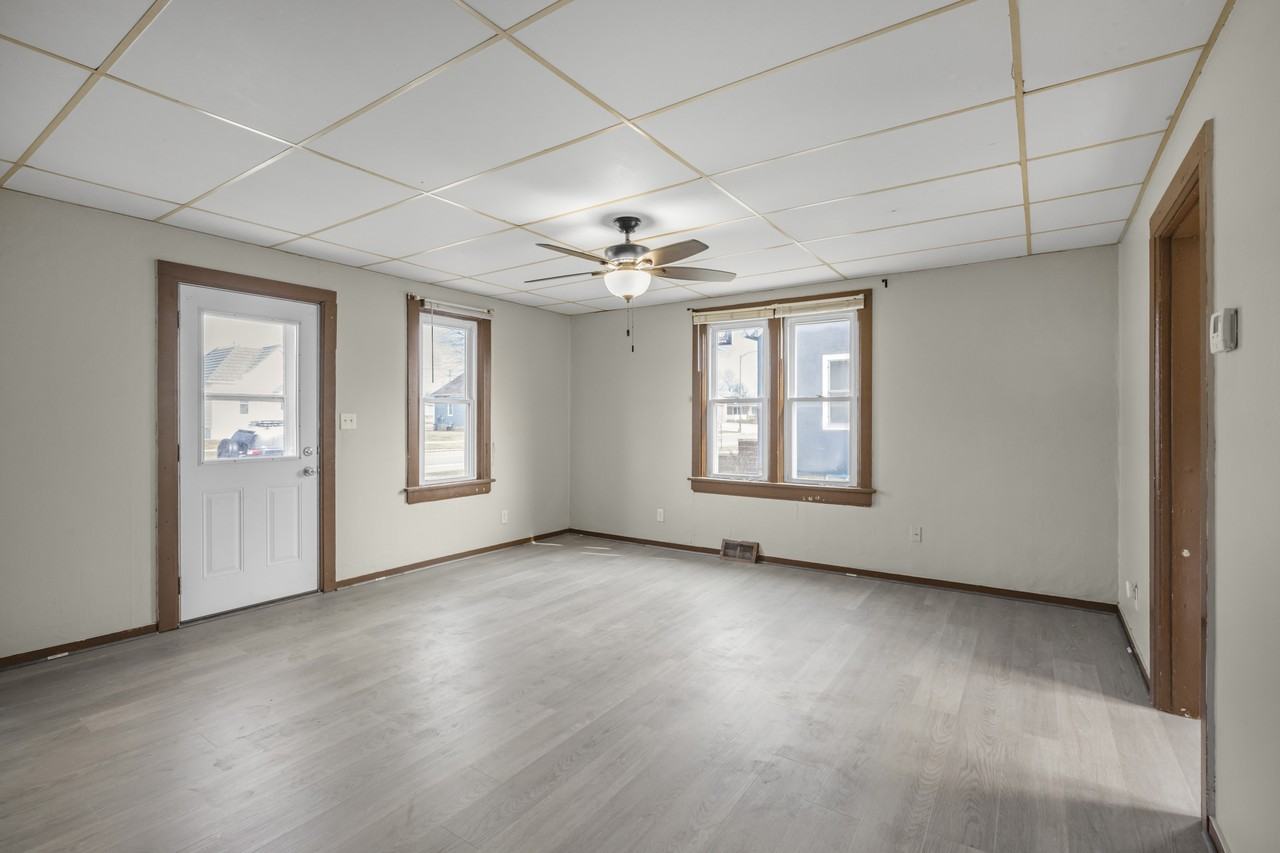 521 Main St E - Photo 6 of 32