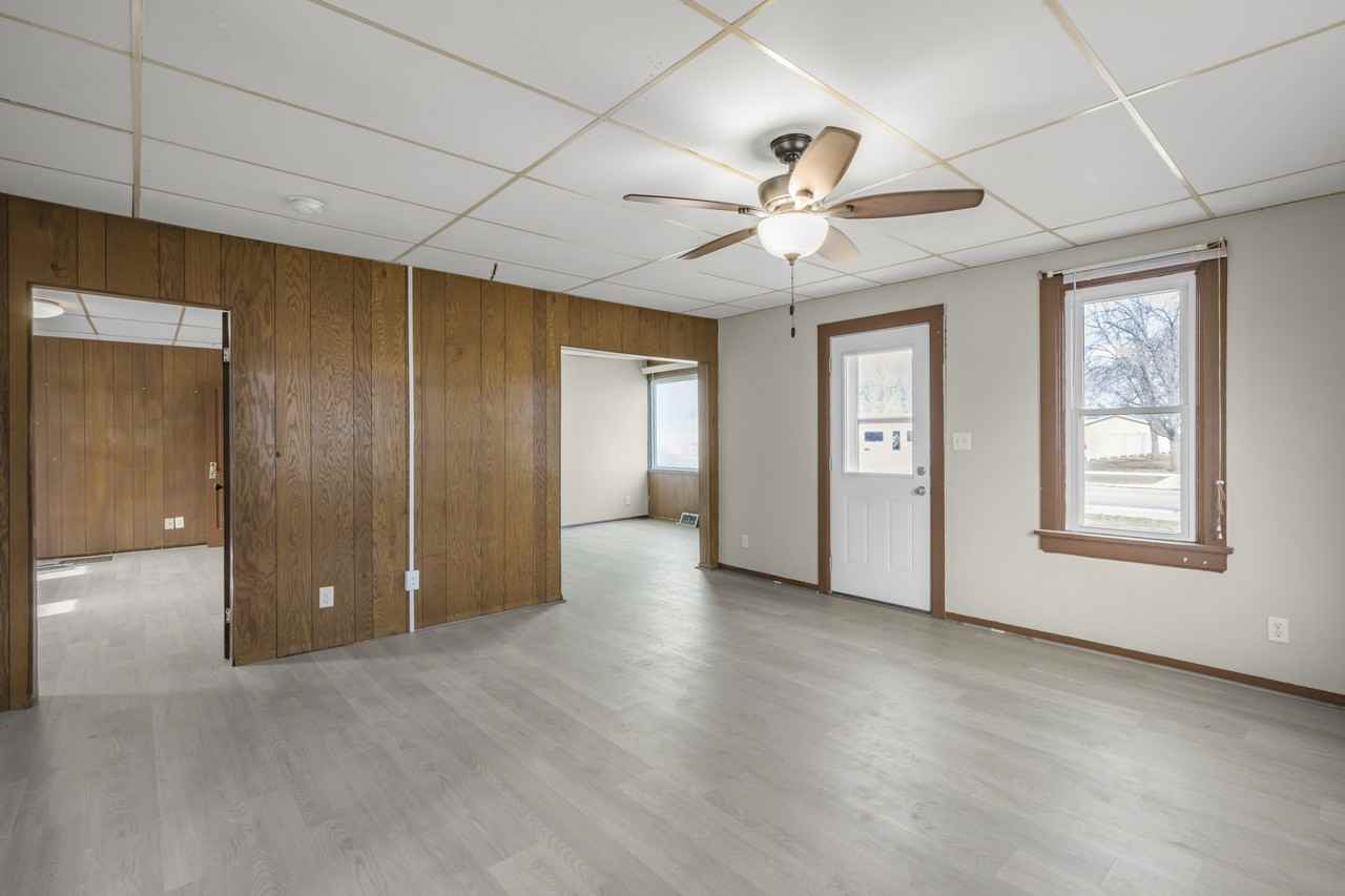 521 Main St E - Photo 7 of 32