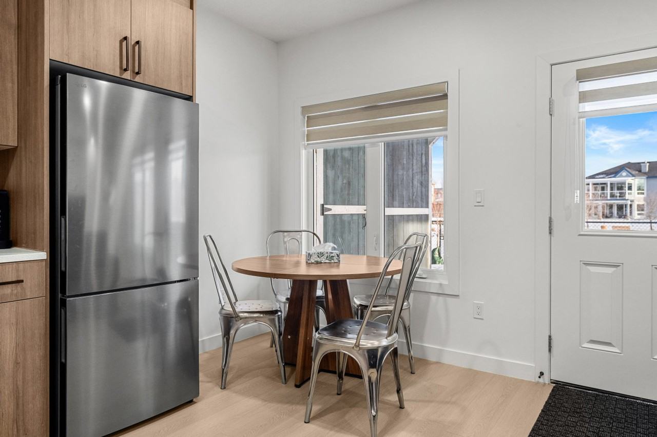 142 Canoe Cres Sw #1386564P - Photo 5 of 28