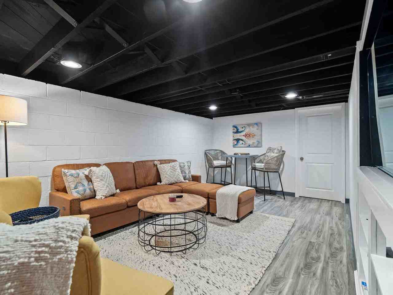 3815 Ellendale Rd #1496074P - Photo 6 of 42