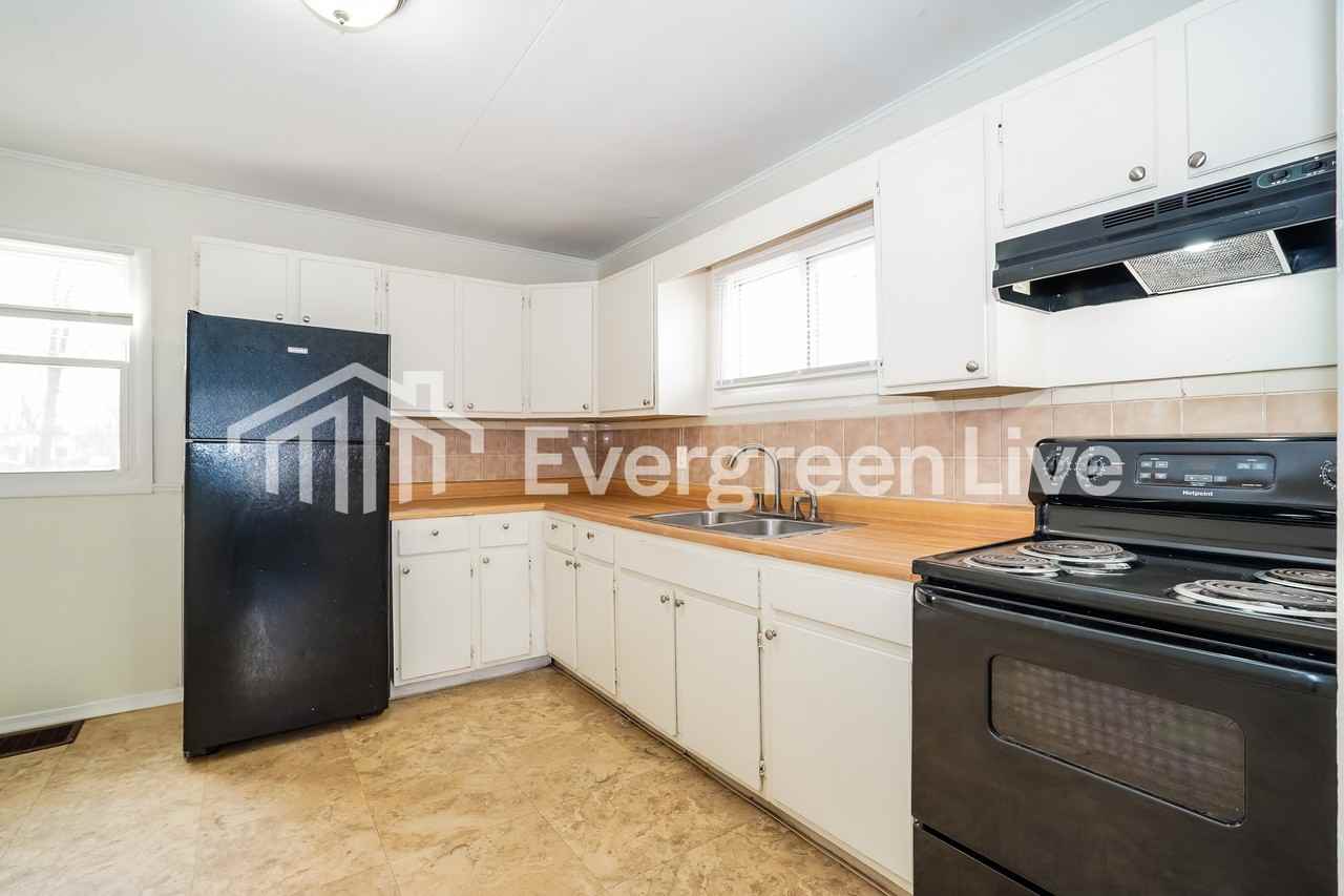 1497 Coronet Dr - Photo 7 of 15