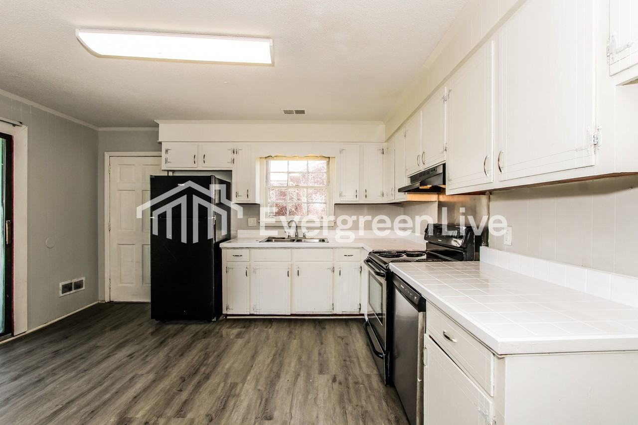 1305 Faraway Dr - Photo 5 of 15