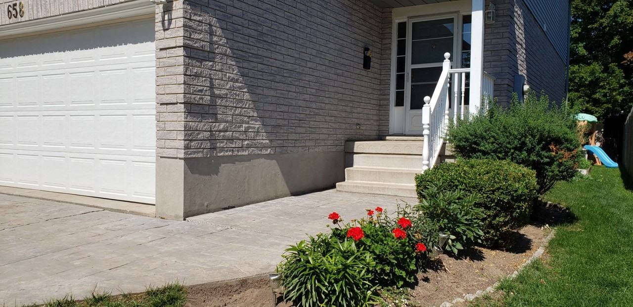 658 Spinnaker Crescent - Photo 2 of 23