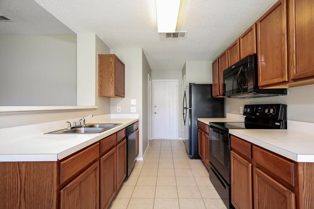 1308 Wintercreek Dr - Photo 4 of 15