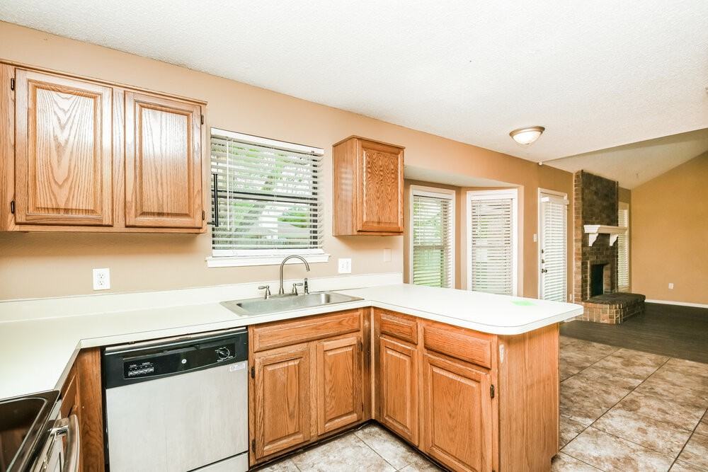 829 Minuteman Dr - Photo 7 of 25