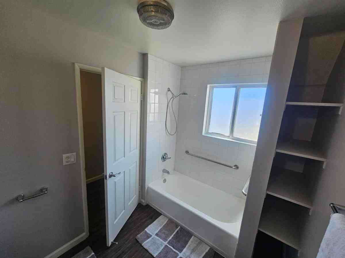 5746 Burchard Ave - Photo 4 of 8