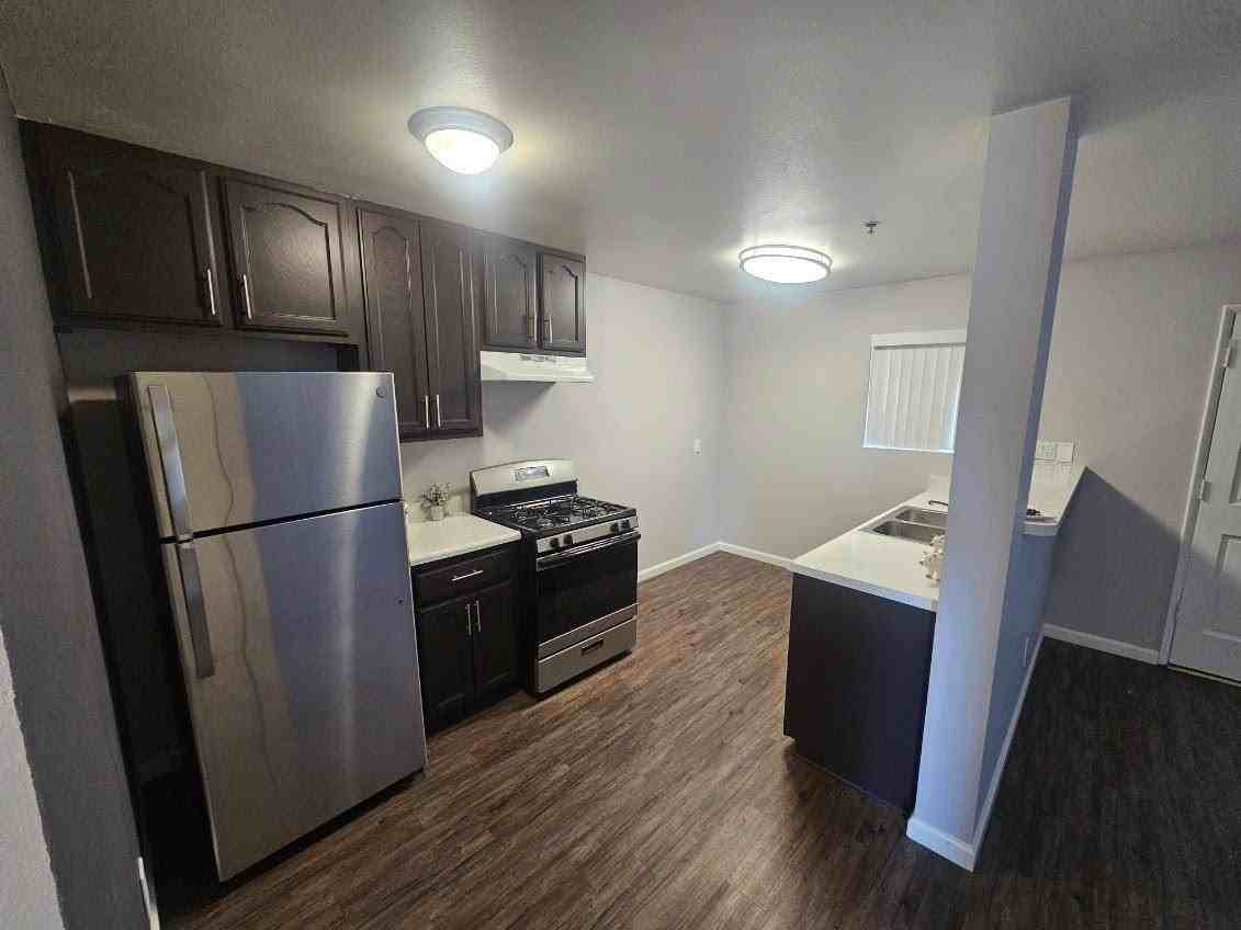 5746 Burchard Ave - Photo 6 of 8