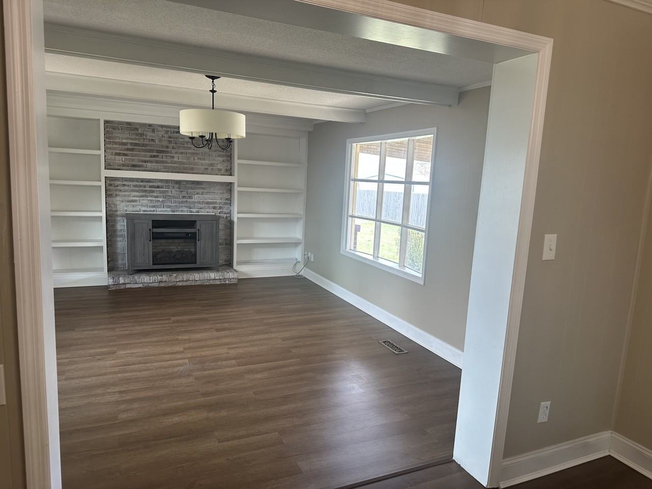 18516 Elles Dr - Photo 3 of 17