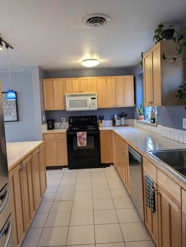 1394 S Corona St - Photo 3 of 18