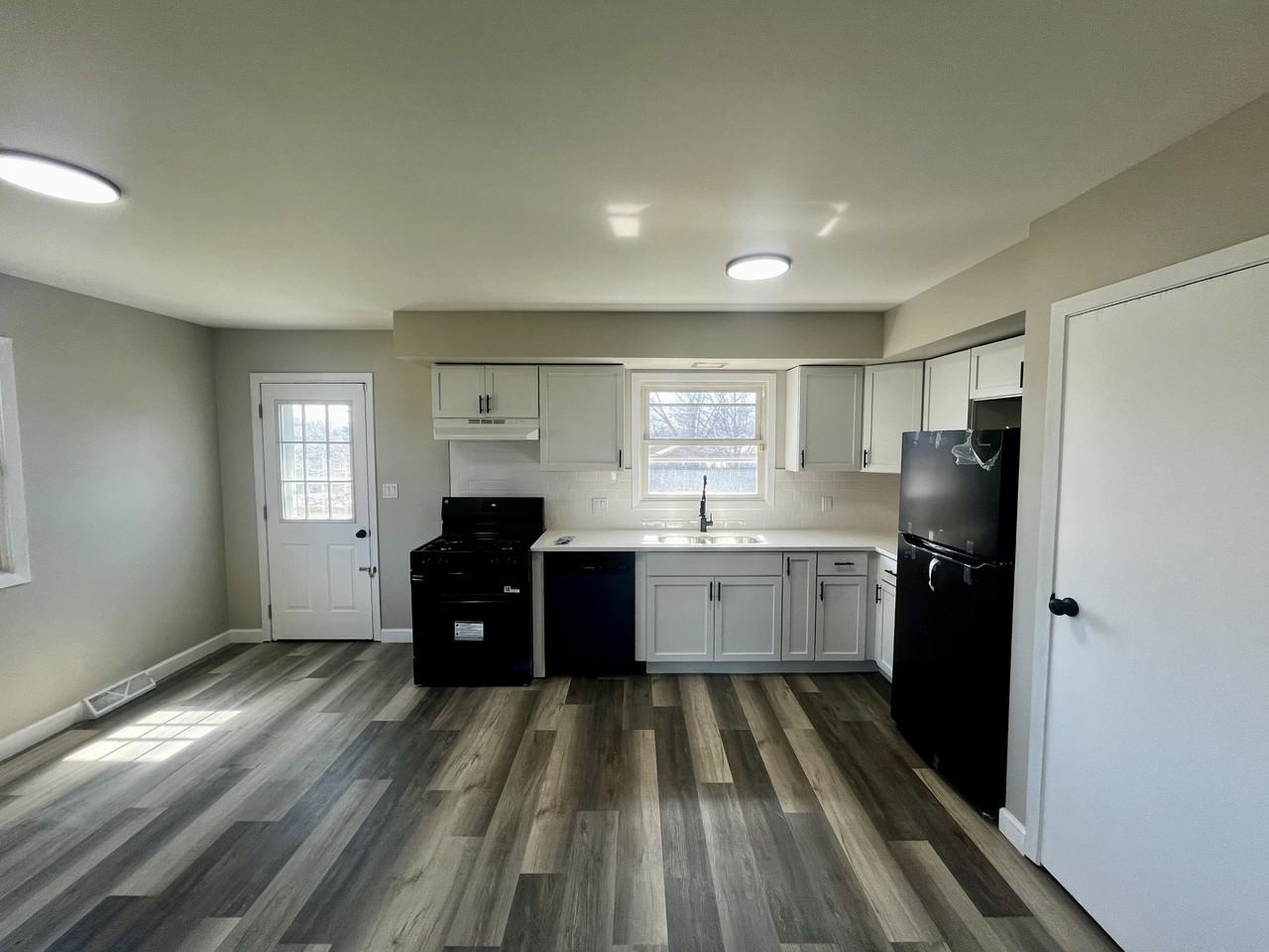 9652 Johnson St - Photo 4 of 11