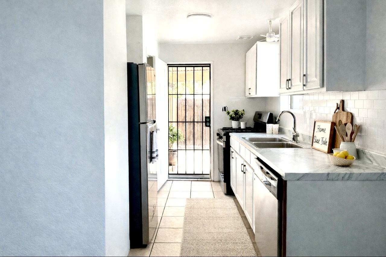 2528 E Lee St - Photo 4 of 7