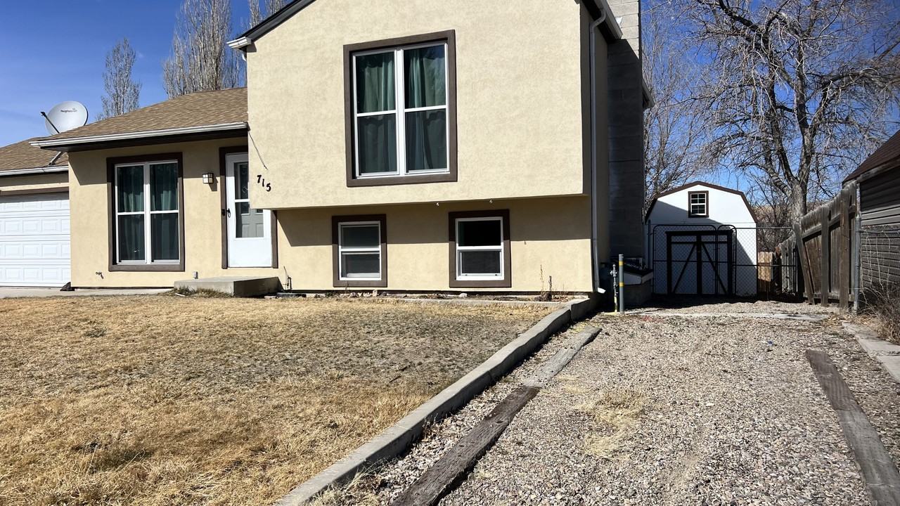 715 Saratoga Dr - Photo 2 of 18