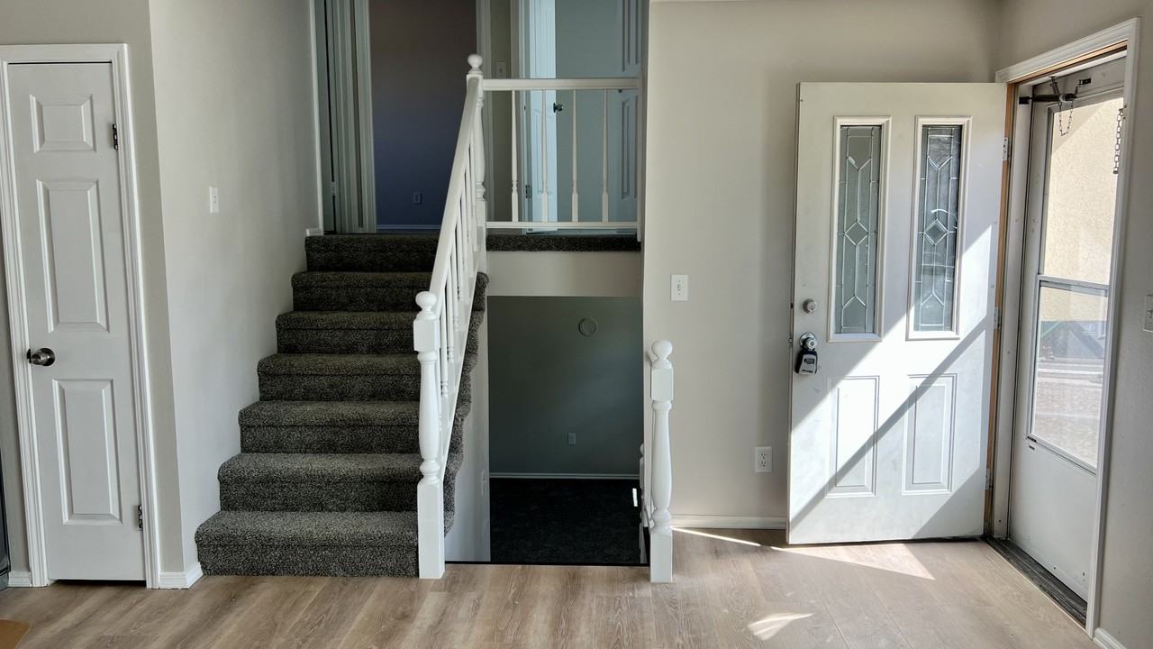 715 Saratoga Dr - Photo 4 of 18