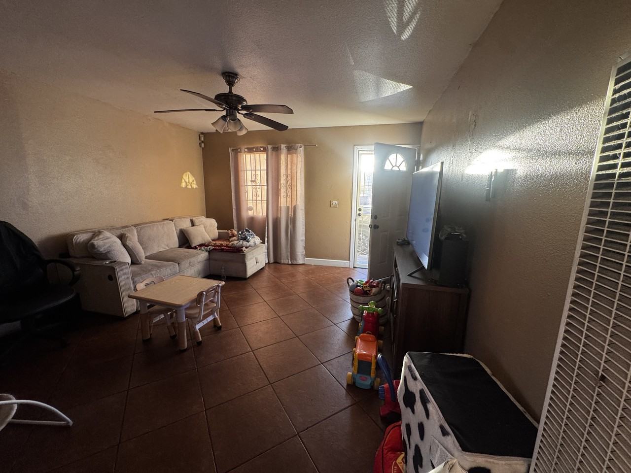 831 N H St - Photo 3 of 7