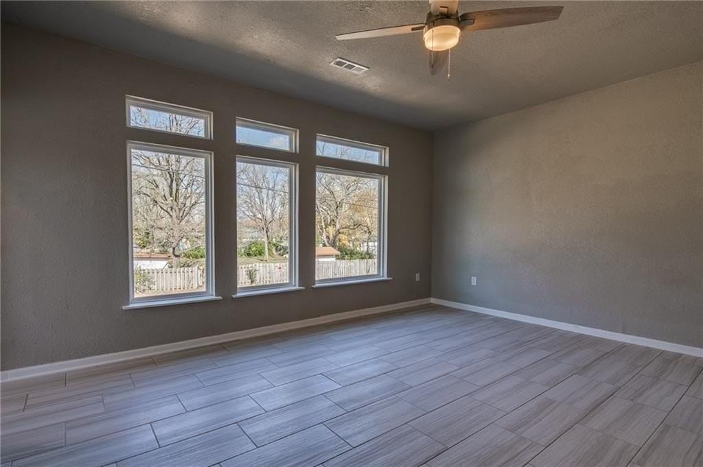 402 E Hemlock St - Photo 3 of 11