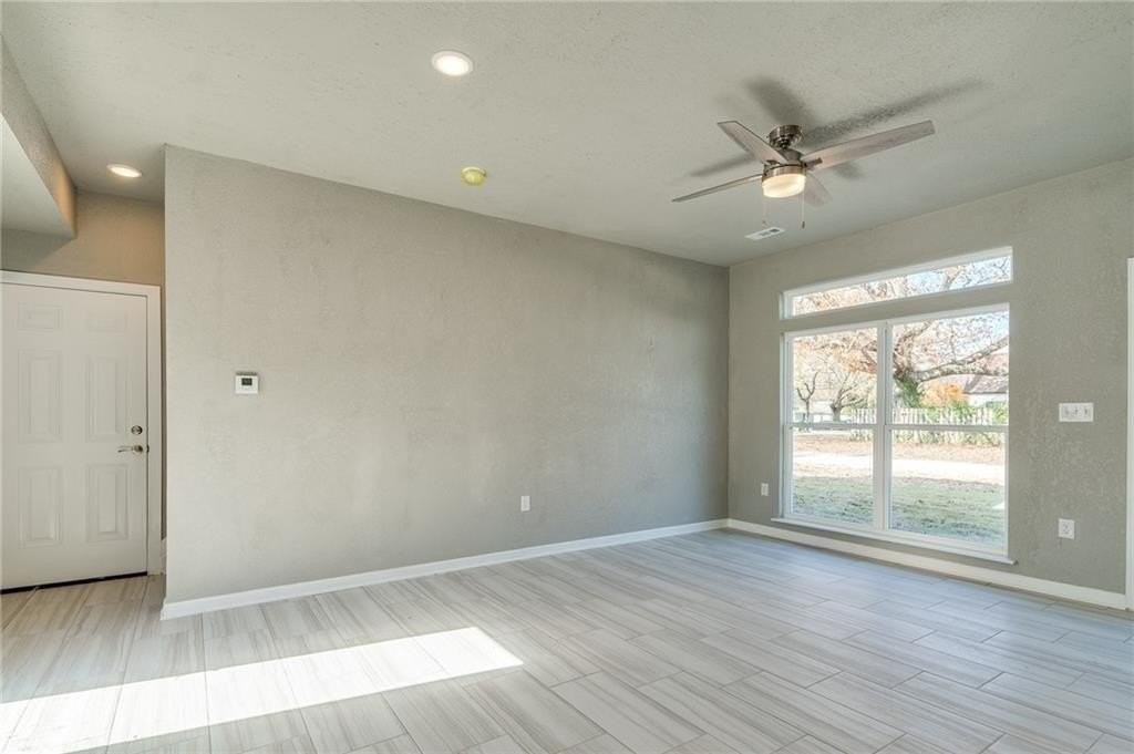 402 E Hemlock St - Photo 4 of 11