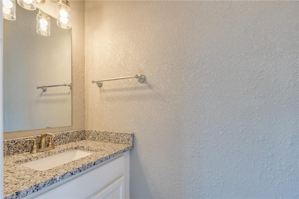 402 E Hemlock St - Photo 5 of 11