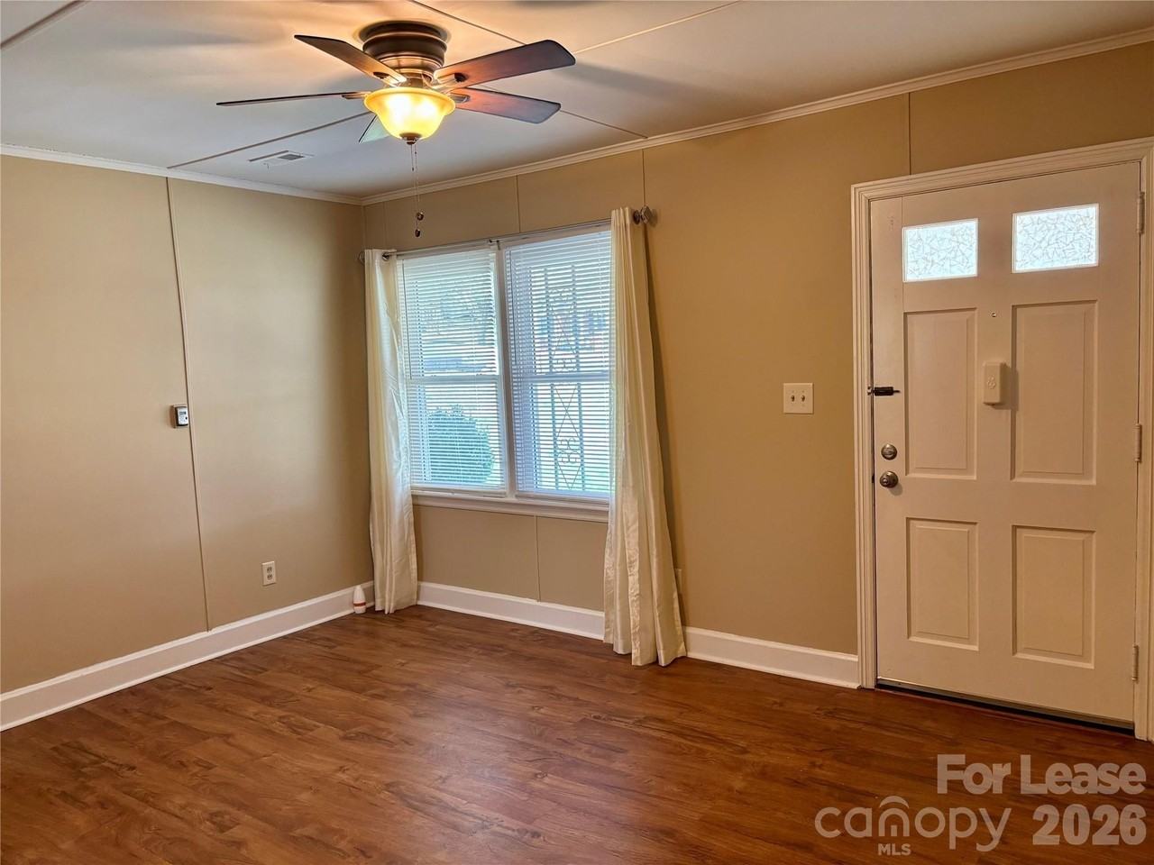 324 E Rhodes St - Photo 3 of 10