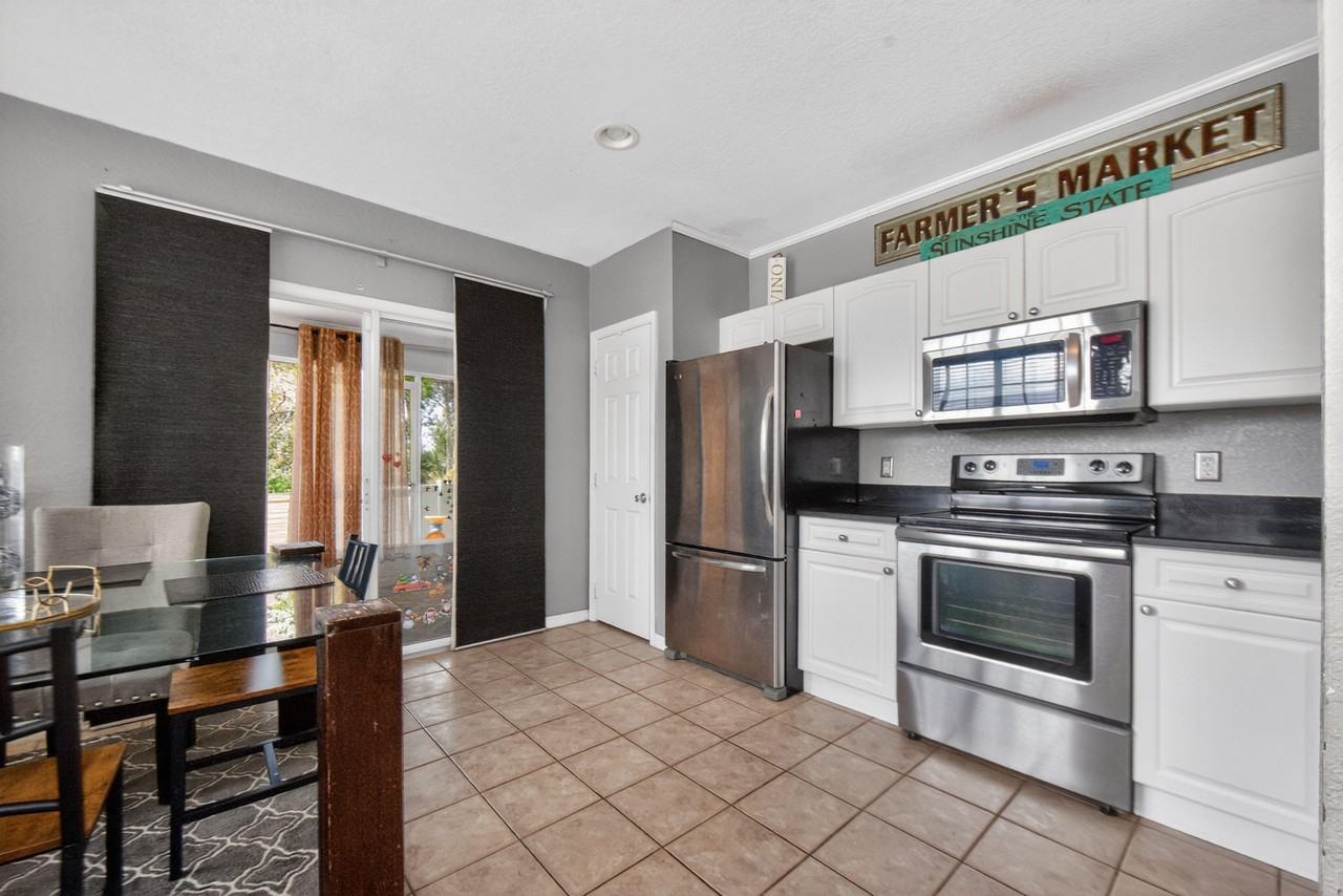 Plantation Cove Dr - Photo 4 of 17