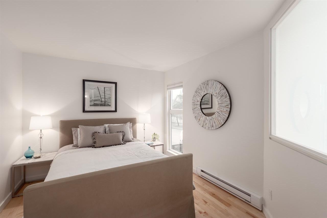 488 Jackson Ave - Photo 6 of 17