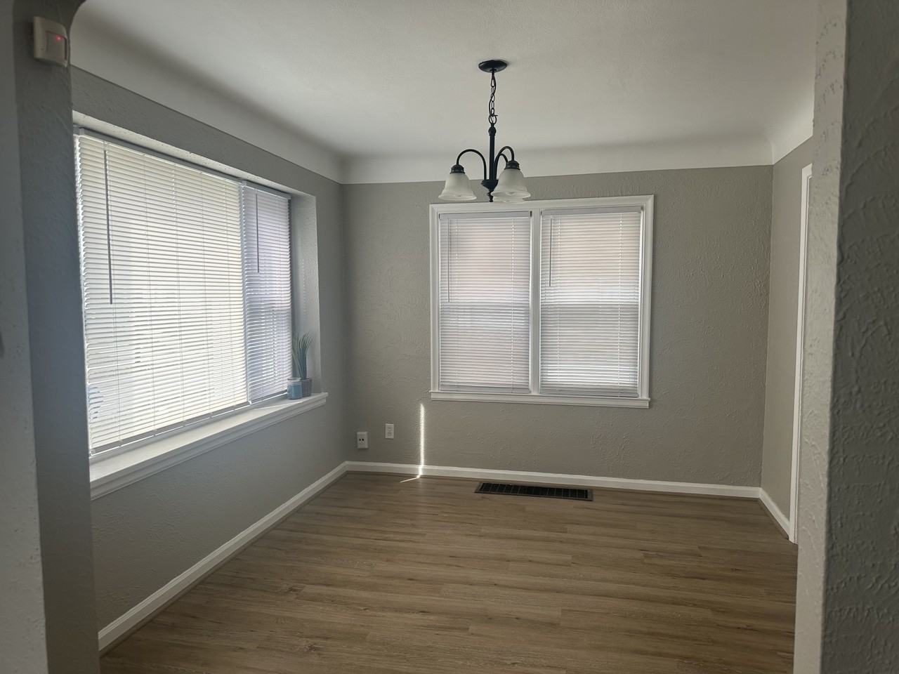 4038 Lyman Ave - Photo 3 of 20