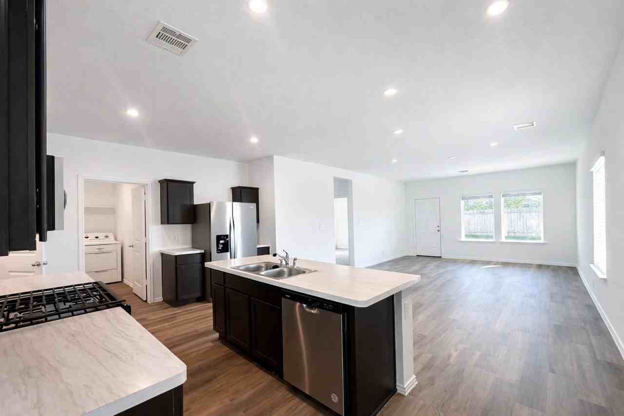 1739 Royal Rim Dr - Photo 3 of 20