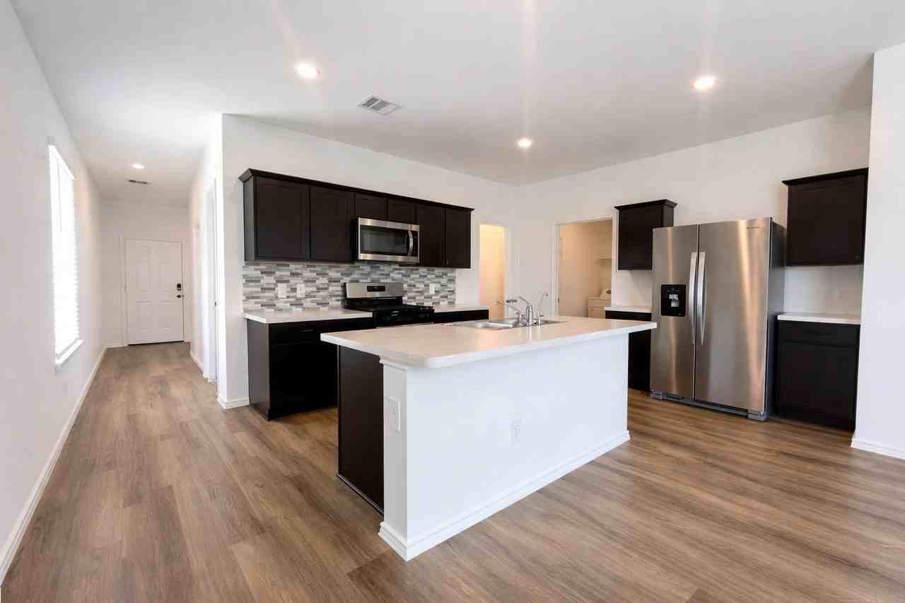 1739 Royal Rim Dr - Photo 4 of 20